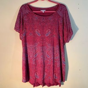 Tee shirt with paisley design, side slits. EUC